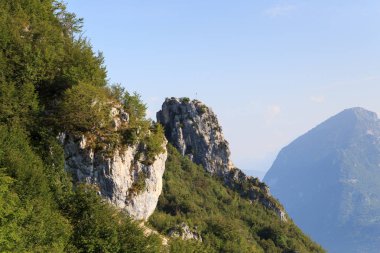 Dağ zirvesi Cima Sat panorama yakın Riva del Garda, İtalya