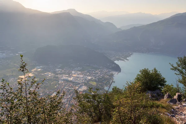 Ρίβα Ντε Γκάρντα: Πανόραμα πόλη στη λίμνη Garda και Όρη στην Ανατολή του ήλιου το πρωί, Ιταλία — Φωτογραφία Αρχείου