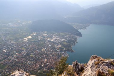 Bir Riva del Garda şehir panorama adlı Garda Gölü ve dağlar, İtalya