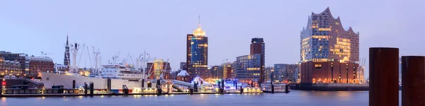 Elbe Philharmonic Hall (Elbphilharmonie) and River Elbe panorama in winter at morning with snow in Hamburg, Germany — Stock Photo, Image