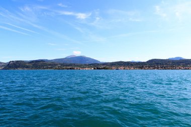 Garda Gölü ve dağ panorama ile kıyı şeridi, İtalya