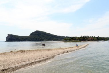 Ada Isola di San Biagio adlı Lake Garda, İtalya üzerinden görüntülemek