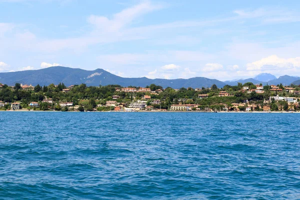 Lago de Garda y panorama de montaña con costa, Italia — Foto de Stock