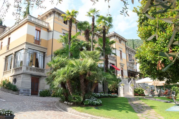 Villa Laurin and palm trees in Salo at Lake Garda, Italy — Stock Photo, Image