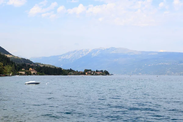 Garda Gölü ve dağ panorama ile tekne Salo, İtalya — Stok fotoğraf