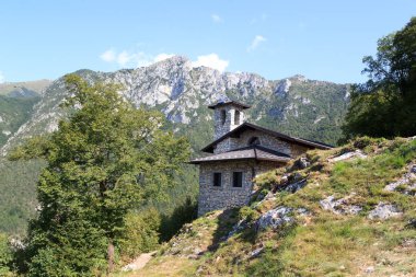 Bir Riva del Garda, İtalya yakınındaki dağlarda taş kulübe