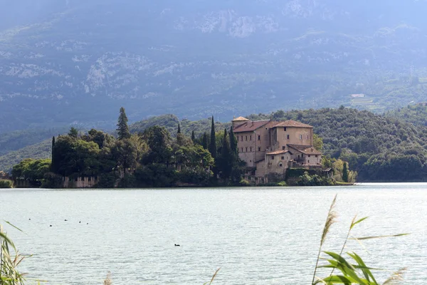 Castillo Castel Toblino en el lago Lago di Toblino y panorama de montaña en Italia — Foto de Stock