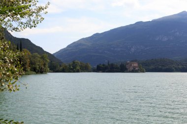 Kale Castel Toblino Gölü Lago di Toblino ve dağ panorama İtalya