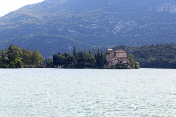 Kale Castel Toblino Gölü Lago di Toblino ve dağ panorama İtalya — Stok fotoğraf