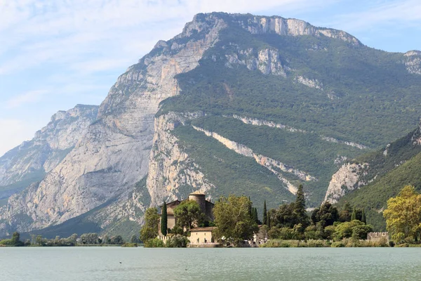 Château Castel Toblino au lac Lago di Toblino et panorama de montagne en Italie — Photo