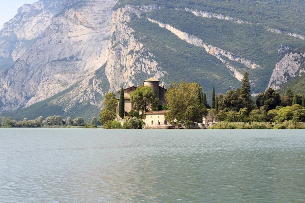 Kale Castel Toblino Gölü Lago di Toblino ve dağ panorama İtalya — Stok fotoğraf