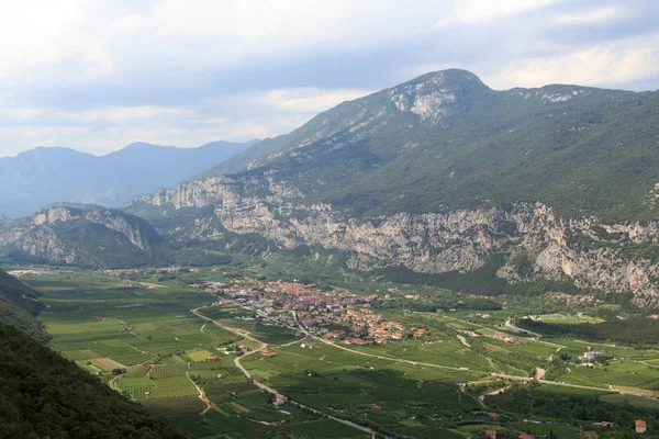 Townscape του χωριού Dro με πανοραμική θέα στο βουνό κοντά σε Λίμνη Γκάρντα, Ιταλία — Φωτογραφία Αρχείου