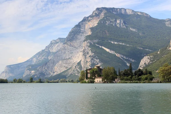 Château Castel Toblino au lac Lago di Toblino et panorama de montagne en Italie — Photo