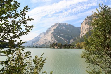 Kale Castel Toblino Gölü Lago di Toblino ve dağ panorama İtalya
