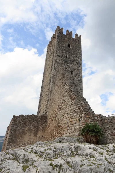 Kale kule harabe Castel Drena Trentino, İtalya