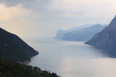 Garda Gölü ve karanlık fırtına bulutları, İtalya ile Dağları Panoraması