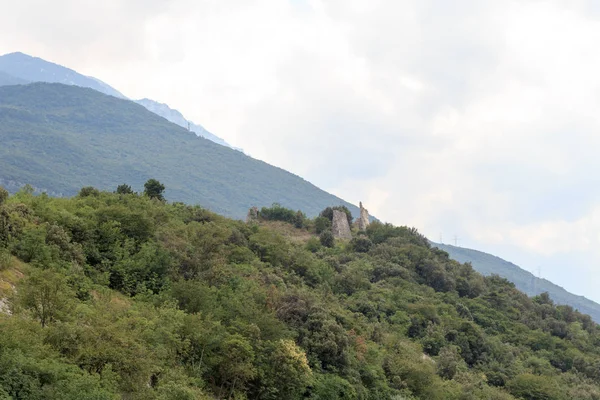 Las ruinas del castillo de Penede en Nago-Torbole, Italia —  Fotos de Stock