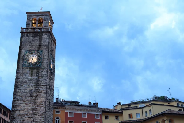 Torre medieval Torre Apponale en Riva del Garda por la noche, Italia —  Fotos de Stock