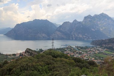 Garda Gölü, göl köy Torbole ve dağlar, İtalya