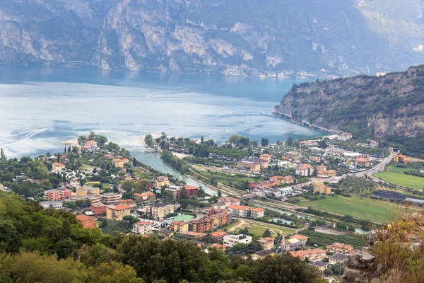 Πανόραμα της λίμνης Garda, παραλίμνιο χωριό Torbole και βουνά, Ιταλία — Φωτογραφία Αρχείου