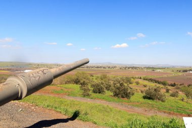 İsrail 'in Suriye' ye yönelik tank kulesiyle Golan Tepeleri 'ndeki Quineitra bakış açısında Yom Kippur Savaşı anıtı