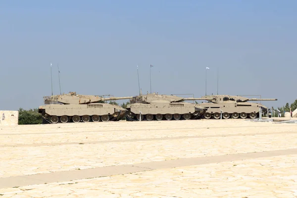 Drie verschillende generaties Merkava tanks op de Yad La-Shiryon Armored Corps Memorial Site en Museum in Latrun, Israël — Stockfoto