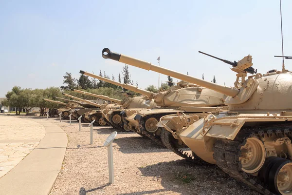 Diferentes tanques en el Yad La-Shiryon Armored Corps Memorial Site and Museum en Latrun, Israel — Foto de Stock
