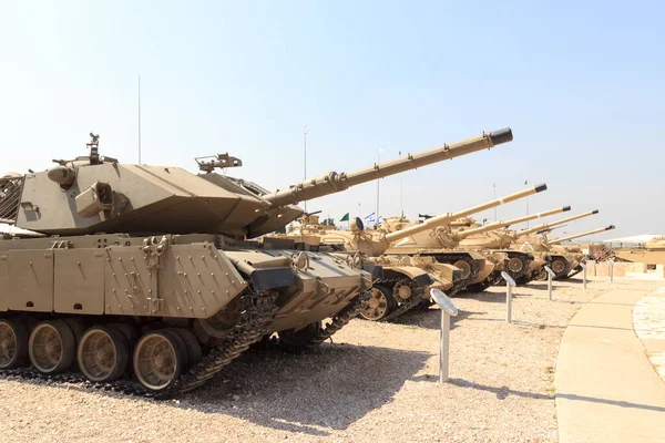 Verschillende tanks op de Yad La-Shiryon Armored Corps Memorial Site en Museum in Latrun, Israël — Stockfoto