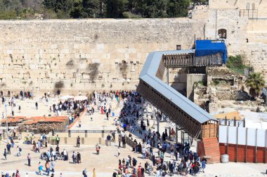 Batı Duvarı ve Mughrabi Köprüsü, İsrail 'in Kudüs Eski Şehri' ndeki Mağriplilerin Tapınak Kapısı.