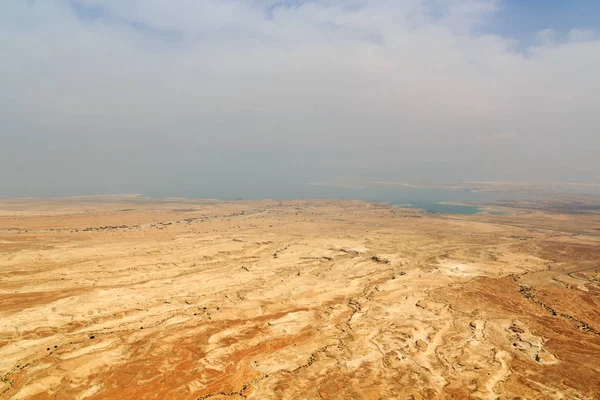 Panorama do deserto judaico com wadis e lago salgado mar morto visto da fortaleza de Masada, Israel — Fotografia de Stock