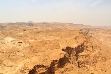 İsrail 'deki Masada Kalesi' nden görünen vadilerle Judaean Çölü dağ manzarası