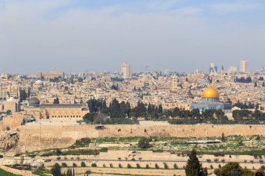 Kudüs Eski şehir manzarası Kubbe of the Rock ile altın yapraklı ve El Aksa Camii Tapınak Dağı 'nda ve Rotunda Kutsal Mezar Kilisesi, İsrail