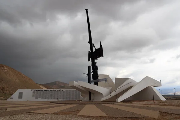 Jordanië Valley Monument voor gesneuvelde soldaten van het Idf met donkere wolken op de westelijke Jordaanoever, Israël — Stockfoto