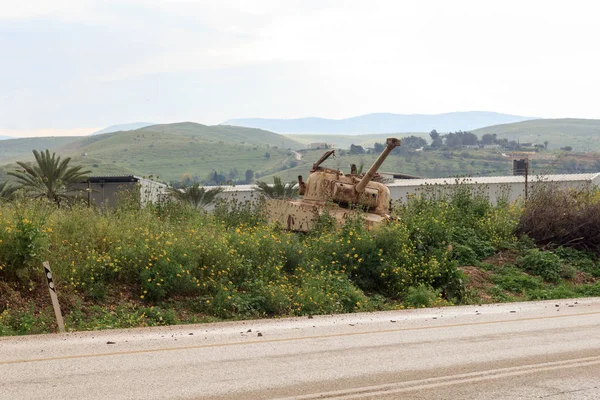 Oude vernielde tank op straat op de Westelijke Jordaanoever, Israël — Stockfoto