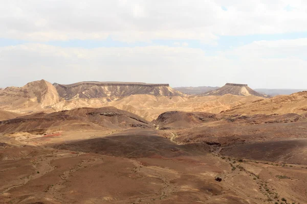 Панорама гір у кратері Махтеш Рамон, пустеля Негев, Ізраїль. — стокове фото