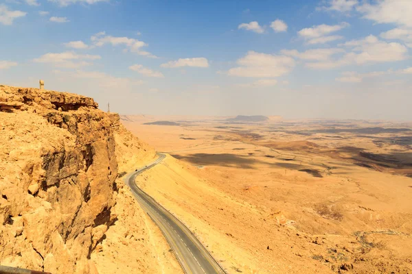 Гірська панорама і вулиця в кратері Махтеш Рамон, пустеля Негев, Ізраїль. — стокове фото