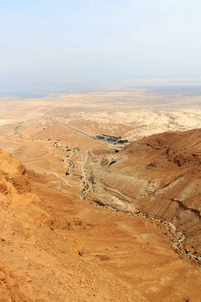 İsrail 'deki Masada kalesinden görülebilen, wadis ve tuzlu göl ölü deniz manzaralı Judaean Çölü manzarası. — Stok fotoğraf