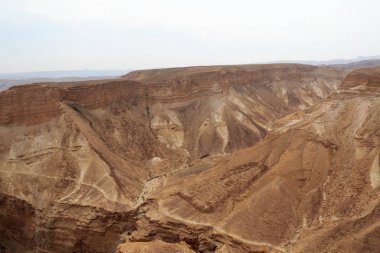İsrail 'deki Masada Kalesi' nden görünen vadilerle Judaean Çölü dağ manzarası