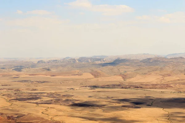 Горная панорама кратера Махтеш Рамон, пустыня Негев, Израиль — стоковое фото