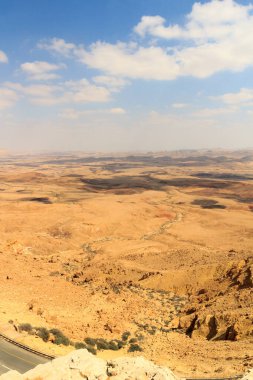 Kraterdeki dağ manzarası Makhtesh Ramon, Negev Çölü, İsrail