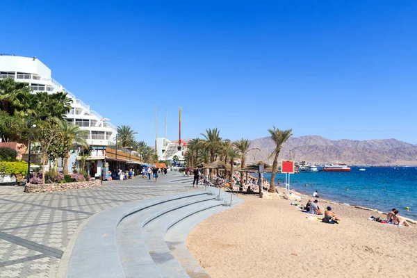 Eilat resort strandpromenad med hotell och strand vid Röda havet, Israel — Stockfoto