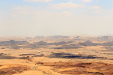 Kraterdeki dağ manzarası Makhtesh Ramon, Negev Çölü, İsrail