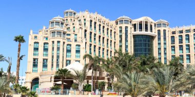 İsrail, Eilat 'ta palmiye ağaçları olan bir otel.
