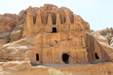 Ürdün 'ün antik Petra kentindeki Obelisk Mezarı ve Triklinyum