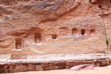 Ürdün 'ün Petra kentindeki Vadi Siq vadisinde bulunan kutsal taş oyuğu.