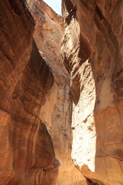 Gorge canyon Siq bij de oude stad Petra in Jordanië — Stockfoto