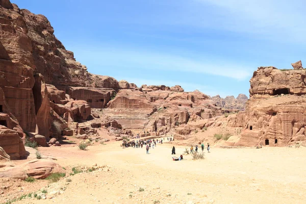 Panorama da antiga cidade de Petra com anfiteatro e cavernas na Jordânia — Fotografia de Stock