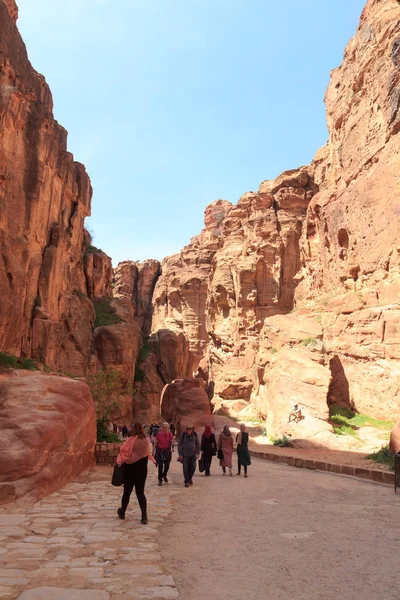 Garganta canyon Siq na antiga cidade de Petra, na Jordânia — Fotografia de Stock