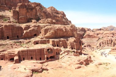 Ürdün 'deki eski Petra şehrinin ön cepheleri, amfitiyatrosu ve mağaraları olan panoraması