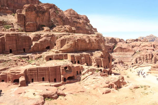 Panorama da antiga cidade de Petra com rua de fachadas, anfiteatro e cavernas na Jordânia — Fotografia de Stock